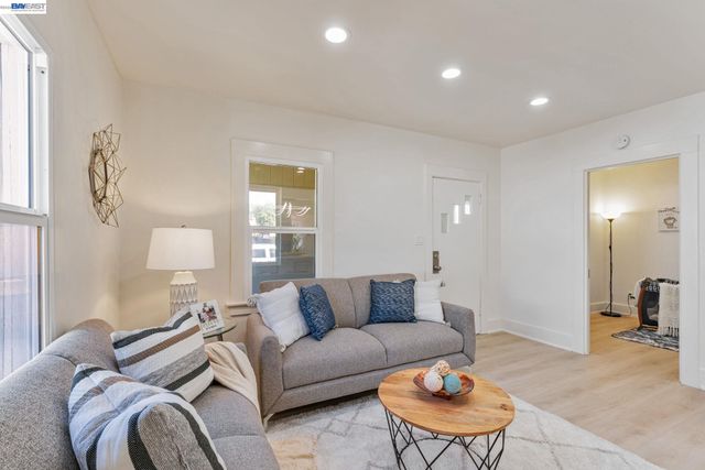 2720 Short St, Oakland, CA 94619