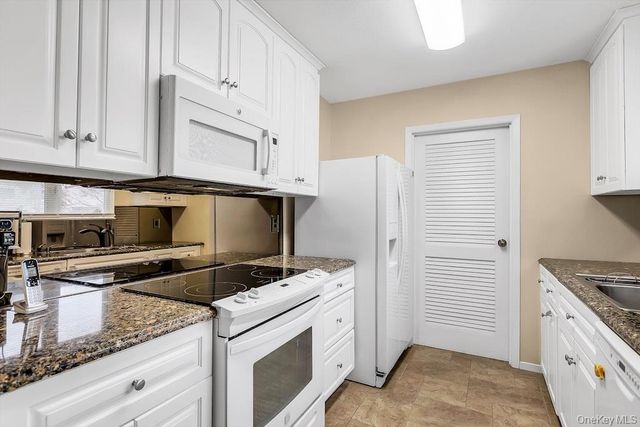 224 Springmeadow Drive F, Holbrook, NY 11741