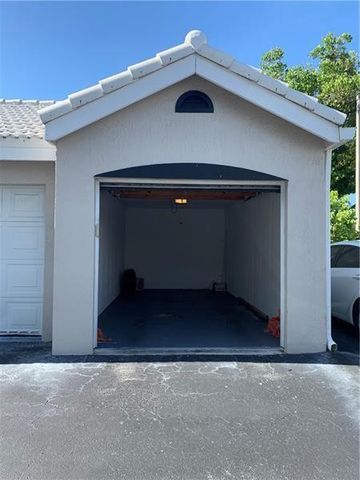 2850 N Oakland Forest Drive 215, Oakland Park, FL 33309