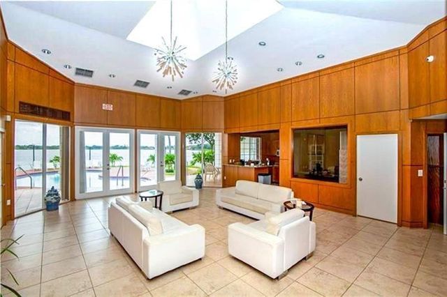 2850 N Oakland Forest Drive 215, Oakland Park, FL 33309