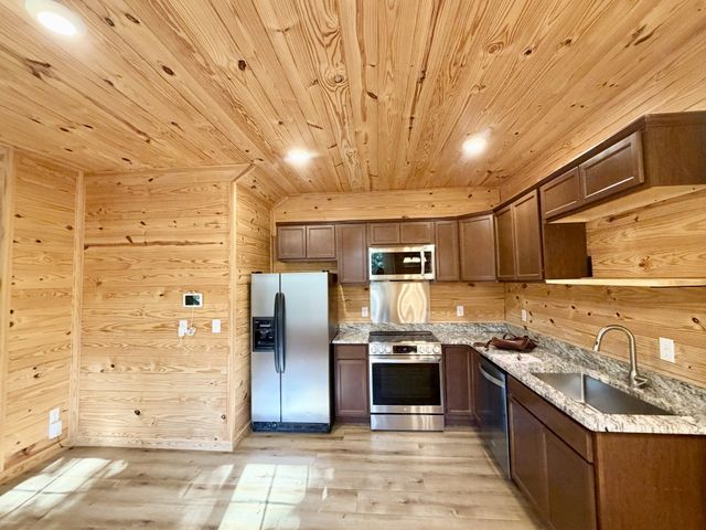 663 Promise Land Rd, Charlotte, TN 37036