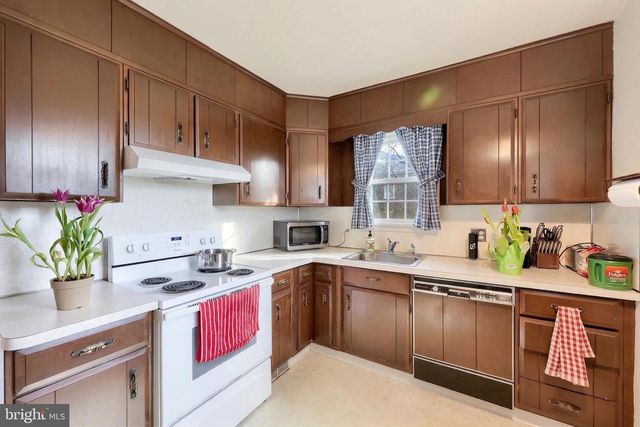 328 W MAPLE ST, Dallastown, PA 17313