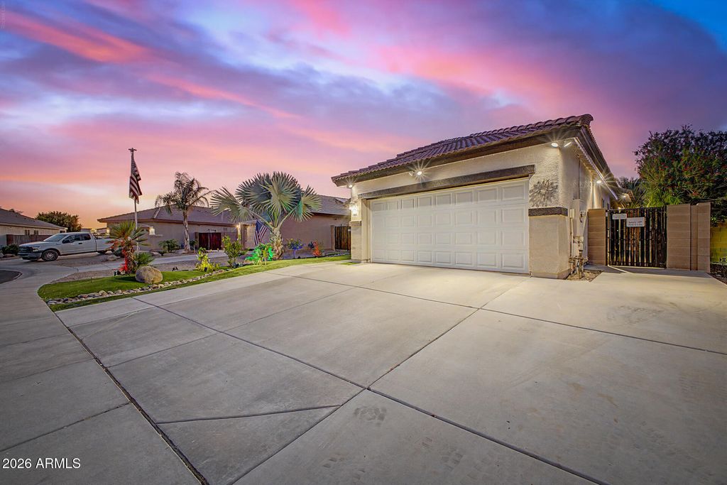 Image 39 of property listing at 17082 W NORTHAMPTON Road, Surprise, AZ 85374