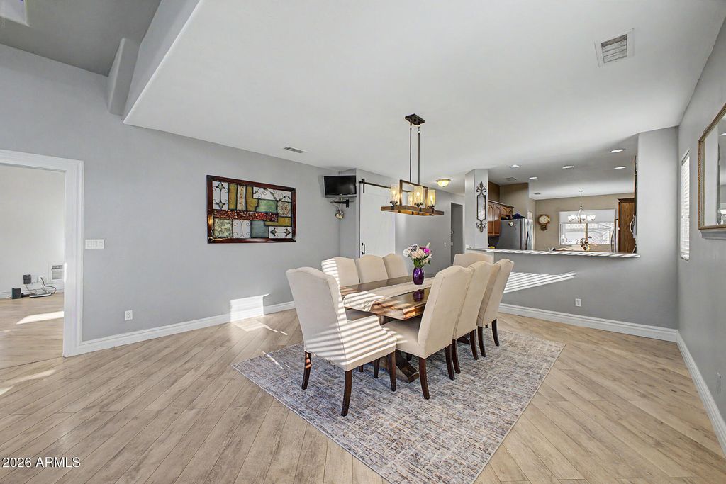 Image 9 of property listing at 17082 W NORTHAMPTON Road, Surprise, AZ 85374