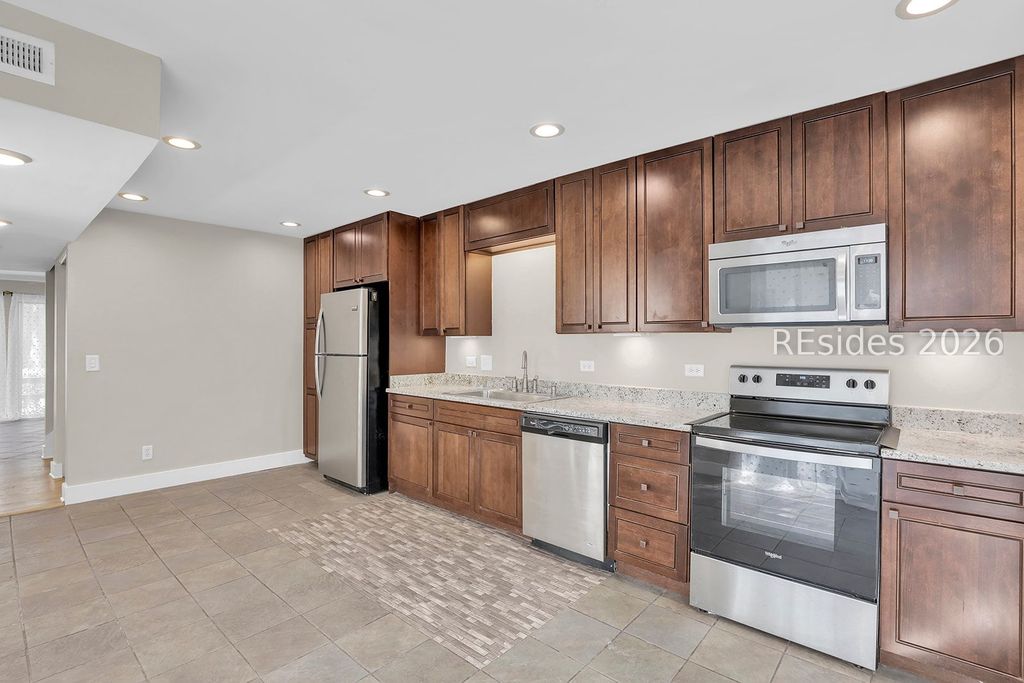 90 Gloucester Rd Apt 1102, Hilton Head Island, SC 29928