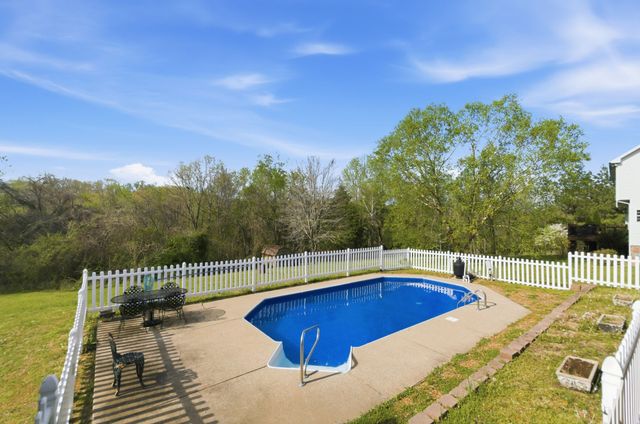 1229 Old East Side Rd, Burns, TN 37029