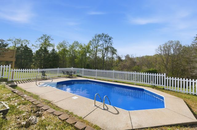1229 Old East Side Rd, Burns, TN 37029