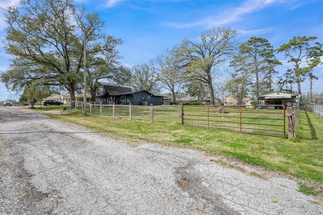 281 N Shady Oaks Drive, Point Blank, TX 77364