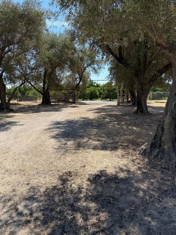 6731 River Rd, Oakdale, CA 95361