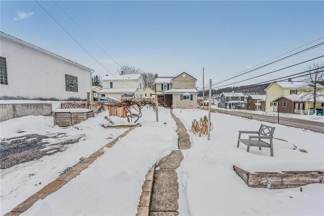 301 8th St, Windber, PA 15963