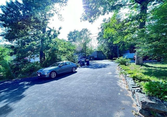 5 Kinney Ave, Burlington, MA 01803