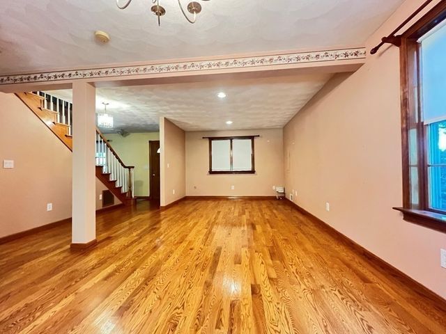 5 Kinney Ave, Burlington, MA 01803