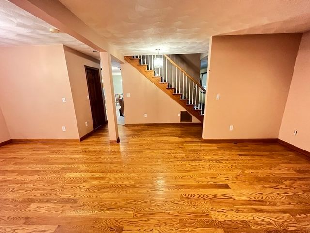 5 Kinney Ave, Burlington, MA 01803