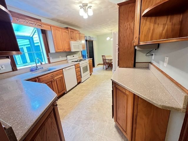 5 Kinney Ave, Burlington, MA 01803