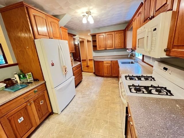 5 Kinney Ave, Burlington, MA 01803