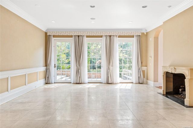 35 Applegreen Drive, Old Westbury, NY 11568