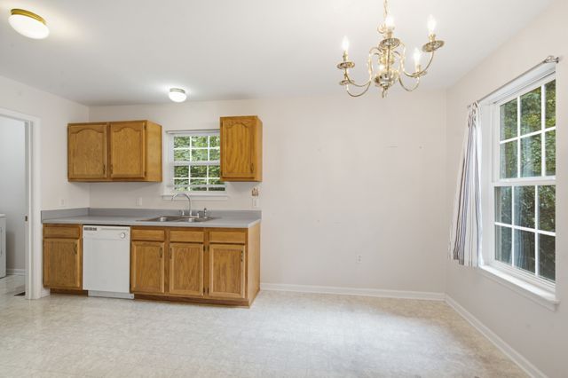 958 Jordan Cir, White Bluff, TN 37187