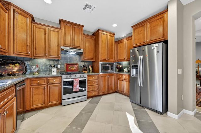 1040 Cabris Ln, Roseville, CA 95747