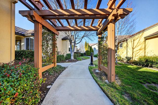 1040 Cabris Ln, Roseville, CA 95747