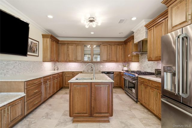 323 Baltustrol Circle, Roslyn, NY 11576