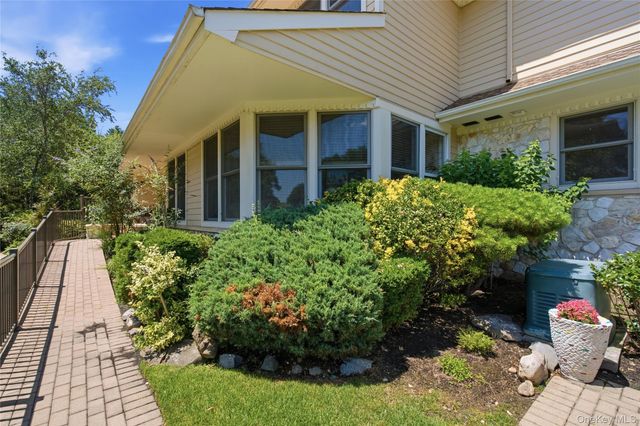 323 Baltustrol Circle, Roslyn, NY 11576