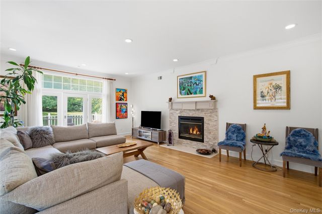 323 Baltustrol Circle, Roslyn, NY 11576