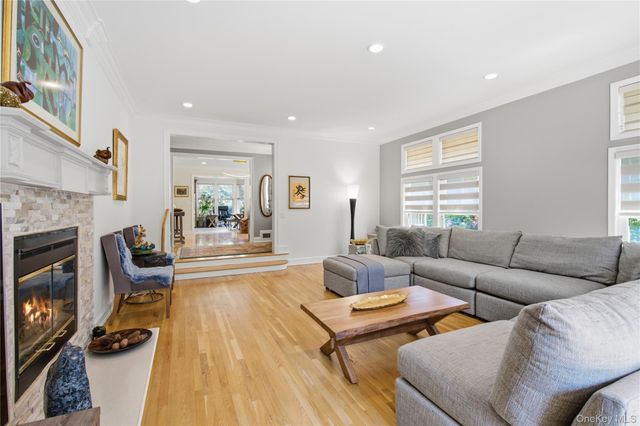 323 Baltustrol Circle, Roslyn, NY 11576