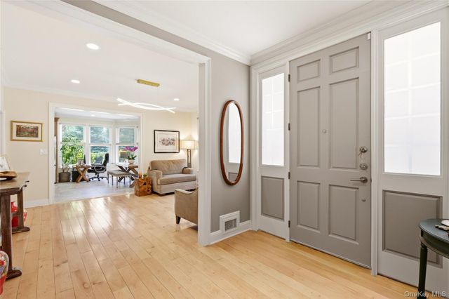 323 Baltustrol Circle, Roslyn, NY 11576