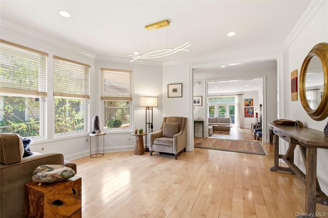 323 Baltustrol Circle, Roslyn, NY 11576