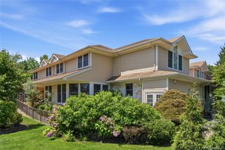 323 Baltustrol Circle, Roslyn, NY 11576