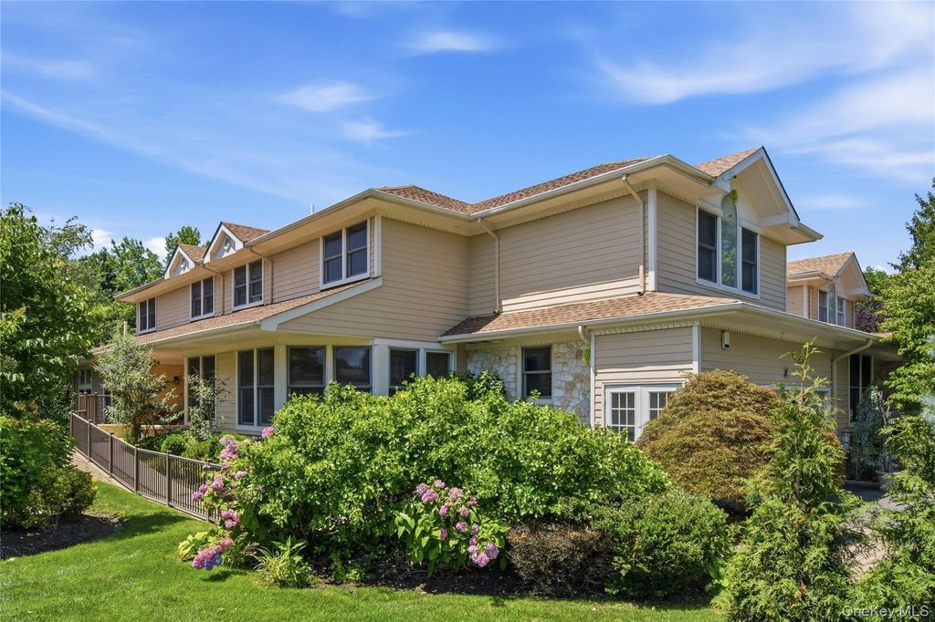 323 Baltustrol Circle, Roslyn, NY 11576
