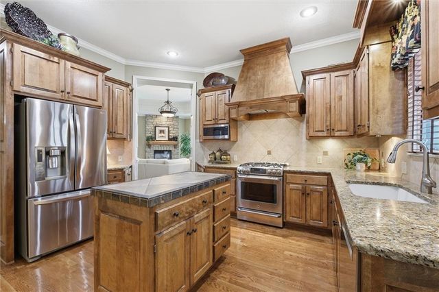 8813 W 160th Street, Overland Park, KS 66083