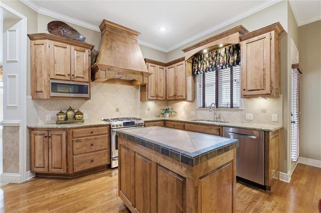 8813 W 160th Street, Overland Park, KS 66083