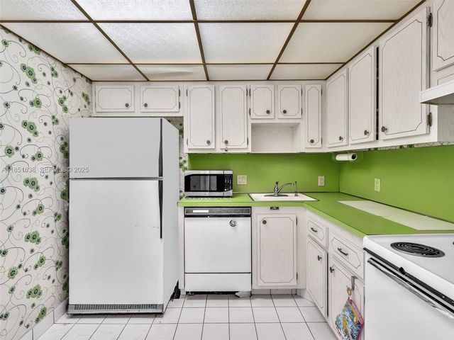 3675 N Country Club Drive 707, Aventura, FL 33180