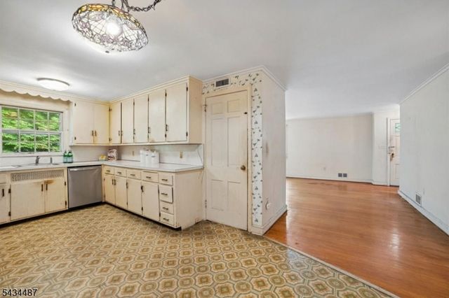 137 Beekman Rd, Summit City, NJ 07901