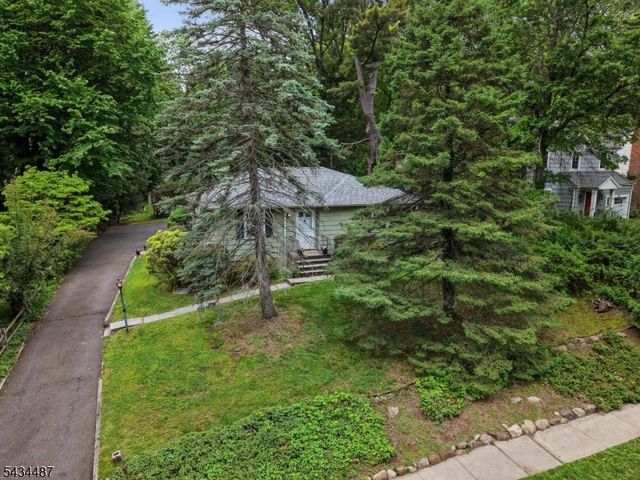 137 Beekman Rd, Summit City, NJ 07901