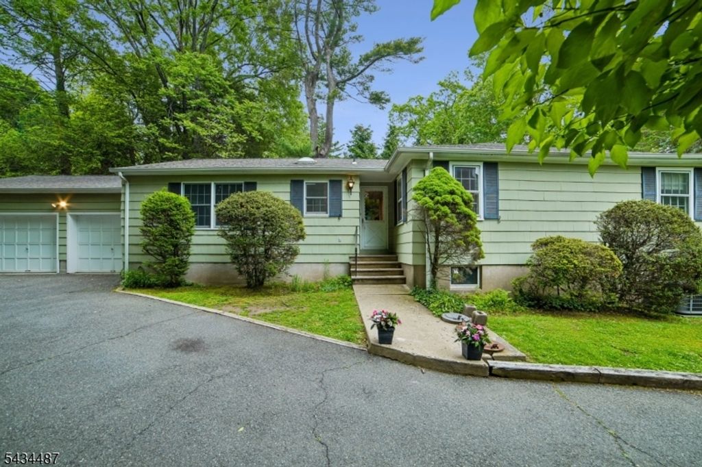137 Beekman Rd, Summit City, NJ 07901