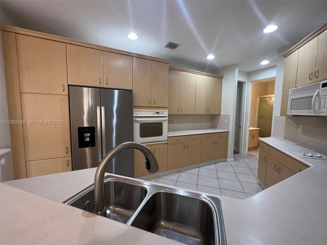 2816 Kinsington Cir 28-1, Weston, FL 33332