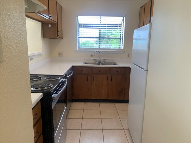 2710 Grants Lake Boulevard C16, Sugar Land, TX 77479