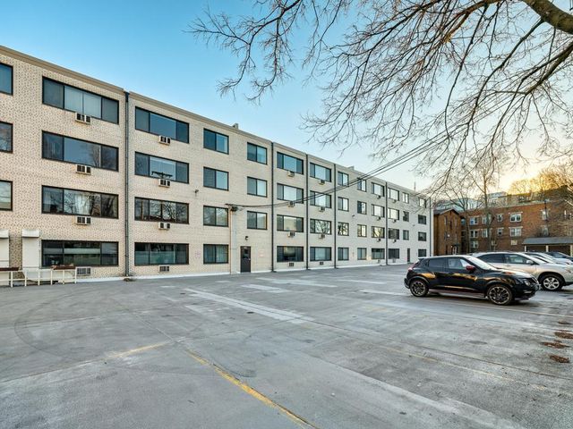 2700 W 44th Street 315, Minneapolis, MN 55410