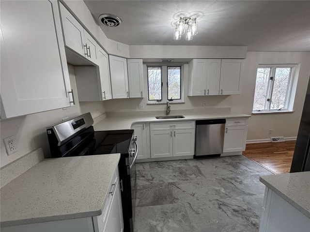 112 Greenwood Dr==, North Strabane, PA 15317