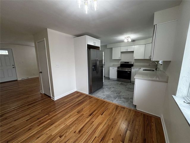 112 Greenwood Dr==, North Strabane, PA 15317