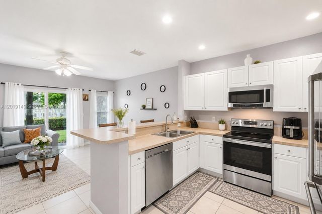 3028 NW 30th Ave, Oakland Park, FL 33311