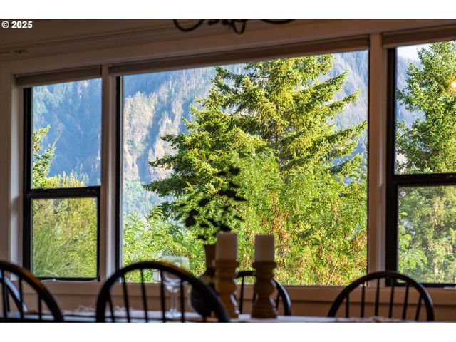 402 SKELTON Rd, Stevenson, WA 98648