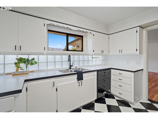 402 SKELTON Rd, Stevenson, WA 98648