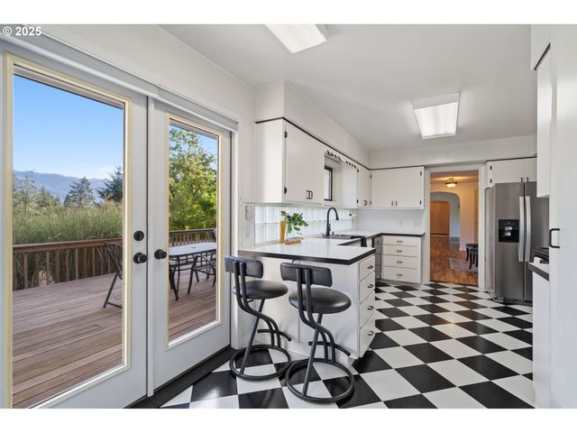 402 SKELTON Rd, Stevenson, WA 98648