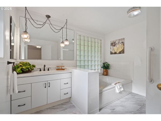 402 SKELTON Rd, Stevenson, WA 98648