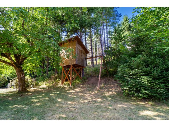 402 SKELTON Rd, Stevenson, WA 98648