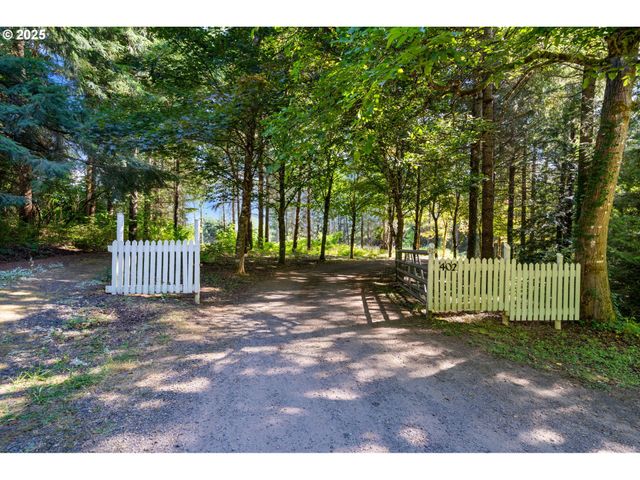 402 SKELTON Rd, Stevenson, WA 98648