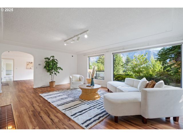 402 SKELTON Rd, Stevenson, WA 98648